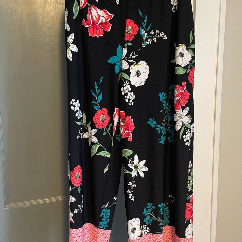 Susan Graver Hot Pink Keyhole Short Sleeve Top and Floral Pants - Picture 4 of 5